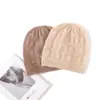 Cachecol 2026 Outono/Inverno Novo Estilo Feminino High-End Cor Sólida Ondulado Espessado Proteção para Orelhas Quente Moda Casual Gorro de Tricô