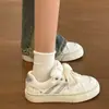 Outono 2026 Novos Sapatos Brancos Moda Versátil Lona Brilho Estrela Cadarço Estilo Estudante Casual Feminino Sapatos de Skate