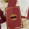Convite de casamento capa dura abotoado estilo chinês com capa perolada bordô e padrões estampados em ouro, bilíngue em chinês e inglês