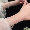 Pulseira de zircônia brilhante estilo europeu e americano para mulheres, novo modelo 2026, simples e única, elegante e de alta qualidade, acessório de mão versátil