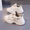 Zapatos de papá para mujer 2026 otoño nuevo modelo versátil cómodos para estudiante suela gruesa que aumenta la altura ligeros casuales zapatillas deportivas 8861