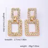 Um par de brincos geométricos quadrados com strass da moda para mulheres, requintado para o uso casual do dia a dia