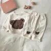 Conjunto infantil estilo coreano para primavera e outono, nova blusa de moletom bordada com urso de desenho animado para meninos e meninas, conjunto casual de duas peças listrado para bebês
