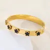Directo de fábrica europeo y americano transfronterizo parche de acero de titanio hebilla de trébol de cinco hojas pulsera moda sentido de alta gama pulsera chapada en oro venta al por mayor