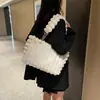2025 Nova Bolsa de Pelo Moda Feminina Bolsa de Mão Casual Versátil Bolsa de Ombro de Pelúcia Bolsa de Braço Grande Bolsa Tote