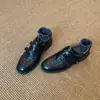 Estes mocassins versáteis, de salto baixo, em couro macio e respirável, com fecho de velcro e design estilo britânico são perfeitos para mulheres