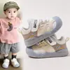Zapatillas deportivas para niños 2026 nuevo modelo de otoño, malla transpirable, suela suave, antideslizantes, punta cerrada, anti-pateadura, para niños y niñas