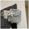 Mochila de Doble Hombro Estilo Coreano Bolso de Mujer Nuevo 2026 Verano Nicho Bolso de Hombro Cruzado Textura Remache Cadena Bolso