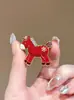 Broche Cavalo Vermelho para o Ano de Nascimento, com Design Requintado, Moderno e Versátil, Broche Pin de Zodíaco Personalizado para Mulheres