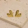 Pendientes Dorados en Forma de Corazón Estilo Europeo y Americano, Pendientes de Botón de Alta Gama para Mujer, Pendientes de Acero Inoxidable de Lujo Ligero, Personalización Profesional de Joyería