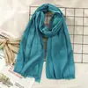 Novo Lenço Artístico Outono e Inverno 2024 Feminino de Algodão e Linho Japonês e Coreano Cor Lisa Novo Produto Atacado Lenço de Linho Duas Cores