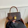 Bolsa Casual Fashion 2026 Outono Novo Estilo Chique Versátil Toque de Luxo Bolsa de Ombro Único Trava Pequena Característica Bolsa Quadrada Pequena