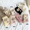 Calcetines de felpa lindos para otoño e invierno, estilo dulce de coral, engrosados con forro polar, diseño de oso fresa, calcetines cálidos para dormir con un ambiente juvenil, longitud hasta la mitad de la pantorrilla