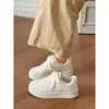 Zapatos blancos de verano para mujer para combinar con faldas, nuevo modelo 2026, zapatillas deportivas casuales de suela gruesa versátiles y de moda