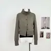 Chaqueta casual urbana limpia de baja saturación, con cuello alto de tela cepillada, manga corta, corte ajustado a la cintura