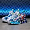 Sandalias para Niños 2025 Verano Nuevos Zapatos Infantiles con Hebilla Giratoria Luminosos de Punta Cerrada Dibujos Animados Resistentes al Desgaste Zapatos de Playa Zapatos de Marco