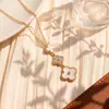 Collar de trébol de cuatro hojas de moda popular para mujer, lujo ligero, nicho, totalmente incrustado de diamantes, colgante de cobre con circonita, cadena para la clavícula de temperamento versátil