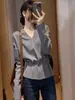 Camiseta slim fit de manga comprida estilo coreano, novo design de outono, versátil e modeladora, top cinza com decote V, moderno A13368