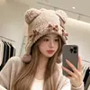 Balaclava de alta qualidade em pelúcia de urso fofa com pompom e orelhas para mulheres, quente e versátil para outono e inverno, proteção para as orelhas