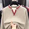 Suéter Color Block com Decote V para Homens, Nova Cor para Primavera e Outono de 2026, Manga Longa de Inverno Quente, Falso Duas Peças, Malha da Moda Tendência