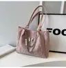 2026 Nova Bolsa Tote Feminina Grande Capacidade para o Dia a Dia Bolsa de Ombro Único Verão Versátil Bolsa de Ombro Único com Corrente Toque de Luxo Ombro Único