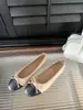 Novos sapatilhas de balé femininas para uso externo, com detalhes de laço, estilo Chanel, color block, bico redondo, retrô, sola plana, decote baixo, versátil
