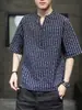 Camiseta única com decote em V e um novo toque casual estilo chinês, mangas de três quartos, blusa versátil listrada de manga curta para homens, corte solto com design tradicional chinês