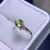 Anel de Peridoto Natural Prata S925 Pedra Natural Inlaid Peridoto em Forma de Coração Anel Feminino Acabado Venda por Atacado