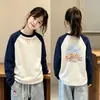 Blusa base feminina com forro de fleece escovado, coleção outono/inverno 2026, blusa interna patchwork de manga longa, camiseta quente para meninas mais velhas
