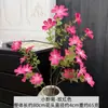 Flores artificiais no estilo das pequenas flores silvestres de Monet, com uma sensação de pintura a óleo, pequenos detalhes florais para decoração de corredor de casamento e folhagem de base