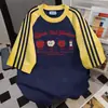 Camiseta Divertida com Estampa de Desenho Color-Blocking e Três Listras de Manga Curta para Mulheres, Estilo Casual Preguiçoso de Verão, Top para Casal, Ins