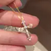 Popular Collar de Cruz Hueca con Diamantes Completos de Xiaohongshu para Mujer, Elegante y Lujoso con un Toque de Alta Gama, Cadena para Clavícula de Circonita Deslumbrante Tendencia