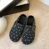 Zapatillas Mules de Punta Cerrada con Aumento de Altura Interior de Lunares Estilo Coreano para Mujer 2026 Moda de Invierno Calzado Exterior Hebilla de Cuero Zapatillas de Algodón Peludo