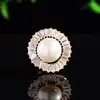 Broche Elegante y Versátil de Concha y Perla con Circonita Microincrustada, Pin Redondo Anti-Exposición Elegante y con Estilo, Pin de Solapa Único