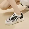 Sapatos de Tela Únicos 2026 Primavera e Verão Sapatos Femininos Solado Macio Tênis Confortáveis Sapatos Brancos Tênis Femininos de Solado Grosso