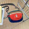 Bolsa transversal de ombro infantil estilo coreano com color blocking de cores dopamina, bolsa leve para esportes ao ar livre para meninos e meninas, bolsa transversal de ciclismo da moda