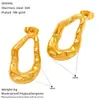 Europa y Estados Unidos patrón de martillo hueco transfronterizo plisado chapado en oro Joker Dongguan aretes de acero de titanio personalidad femenina acero inoxidable en stock al por mayor
