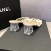 Sandálias de noite estilo francês, calçado de verão para uso externo para mulheres, nova coleção 2026, sandálias brancas de bico quadrado com salto grosso, perfeitas para combinar com vestidos