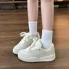 Zapatos de Pan con Suela Gruesa Ligeros de Primavera para Aumentar la Altura para Mujer Versátiles Deportivos Casuales Zapatos de Tabla Zapatos Blancos para Estudiantes Zapatos para Mujer 2026
