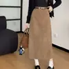 Saia midi de veludo cotelê, cintura alta, modeladora, estilo retrô para mulheres, com um design estiloso que cobre os quadris, silhueta reta em A e um caimento justo ao corpo.