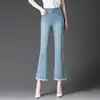 Novos jeans femininos de outono, cintura alta, corte justo na coxa e boca larga, com bordas desfiadas e detalhes de miçangas, calça casual versátil