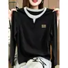 Camiseta de mujer de manga larga de algodón puro con cuello de dos piezas falso abotonado, nuevo top versátil de moda 2026 color café para otoño