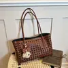 Bolsa tote de design nichado estilo coreano, nova coleção 2026, apresentando um design único e estiloso com estética minimalista, perfeita para férias, e uma bolsa de ombro ou de axila da moda para mulheres