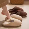 Pantuflas de Algodón y Lana de Cordero para Mujer Otoño e Invierno 2025 Nuevo Estilo Hogar Interior Cálidas Suela Gruesa Pantuflas Peludas Hombres Invierno