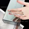 Pulseira de Colmeia Finamente Esculpida em V-Gold CNC de Alta Qualidade para Mulheres com Design Estiloso, Pulseira Empilhável em Forma de Onda com Cravação de Diamantes