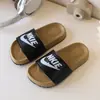 Pantuflas de exterior para niñas, nuevos zapatos de verano para niños de punta abierta, sandalias de dibujos animados con suela blanda, sandalias para niños