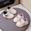 Zapatos casuales blancos para niños 2025 verano nuevos estilo coreano zapatillas de skate para niñas zapatillas deportivas casuales para niños zapatos para bebés