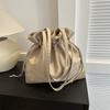 Bolso de un solo hombro invierno moderno con cordón gran capacidad bolsa de almacenamiento 2023 nuevo estilo occidental casual color liso portátil bolsa grande para mujer