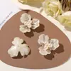 Broche acessório DIY flor de três pétalas em acrílico com pérolas artificiais, estilo francês de luxo leve, decoração para sapatos e acessório para brincos