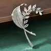 Broche Personalizado 2024 Nuevo de Alta Gama Clásico con Zirconia Microincrustada en Forma de Hoja, Elegante Pin de Hoja para Mujer, Exquisito Broche para Traje